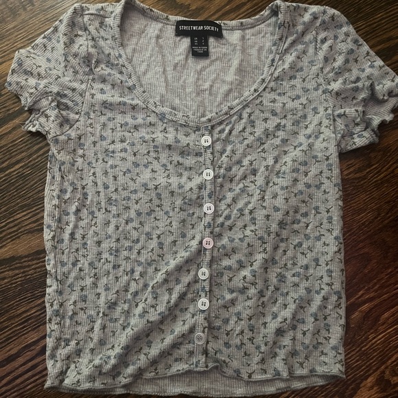 SIZE SMALL floral cropped tshirt - Picture 2 of 5